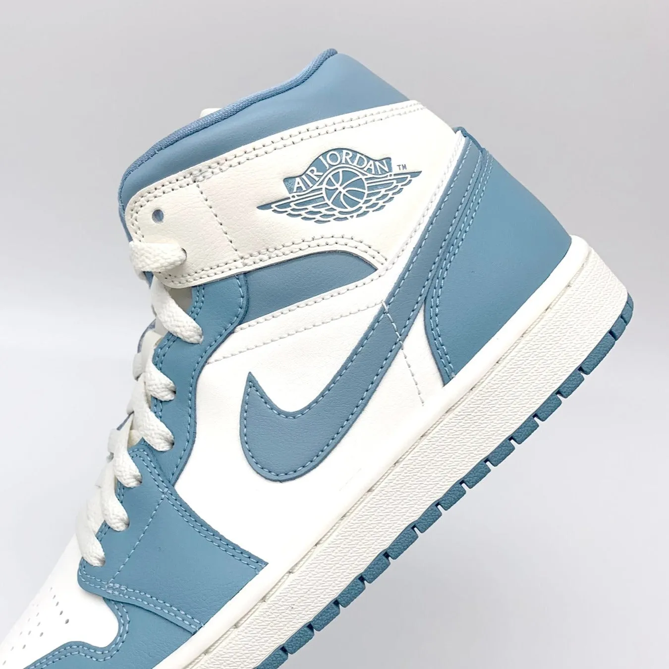 Jordan 1 Mid UNC